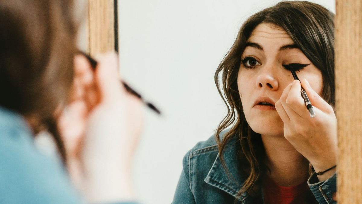 5 Bold Eyeliner Colors To Try If You Have Brown Eyes